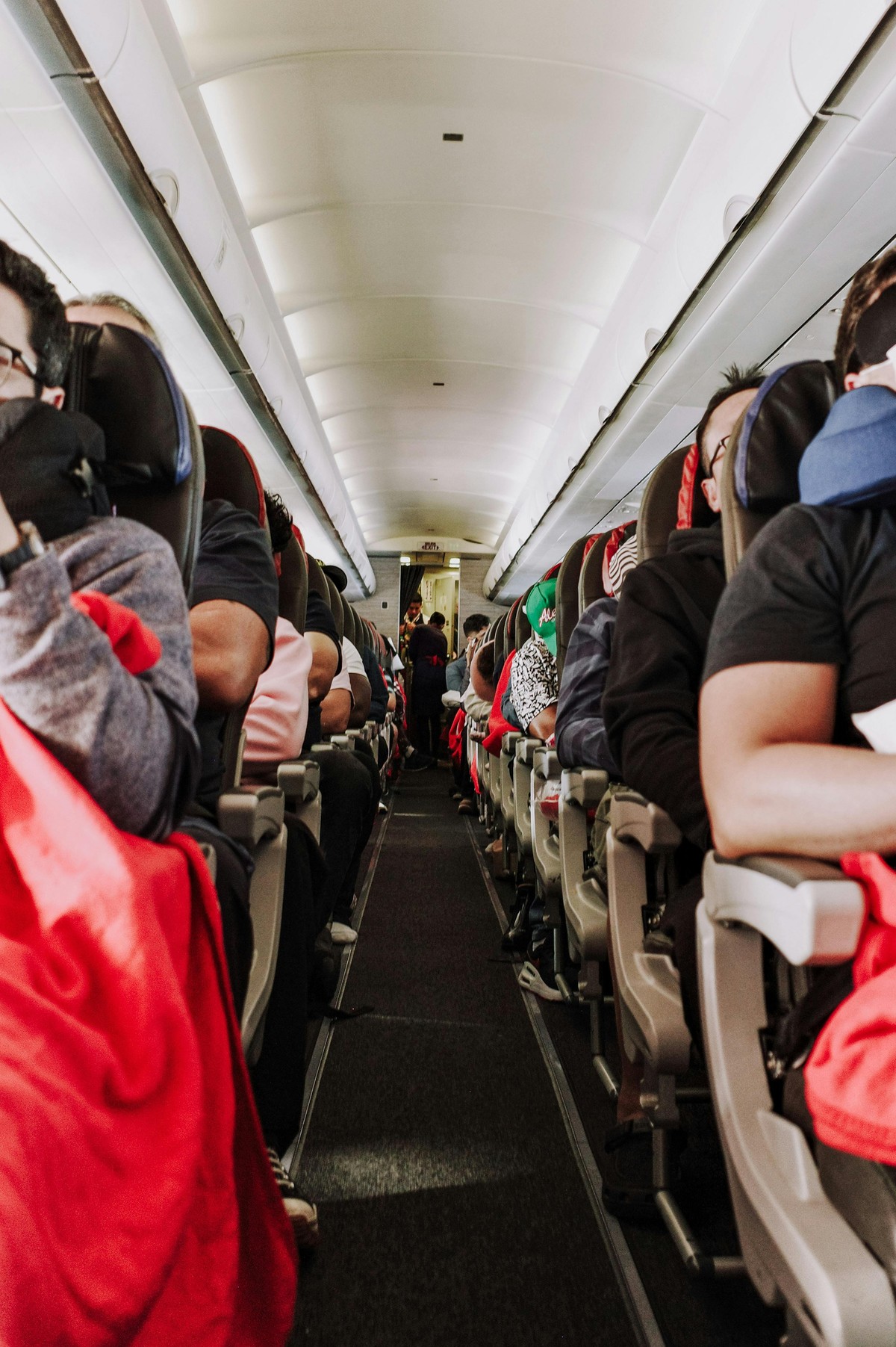 Schlaflosigkeit im Flugzeug – warum Flugreisen Ihren Schlaf ruinieren und wie Sie das beheben können
